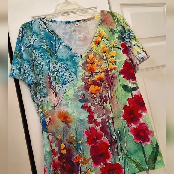 Tops - Woman's, XL, VNeck Flowers & Stems Top